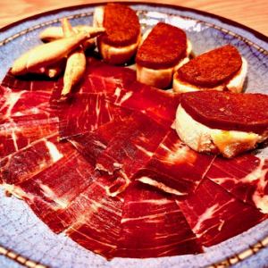 兩種塞拉諾火腿和馬略卡特色索布拉薩達香腸的組合