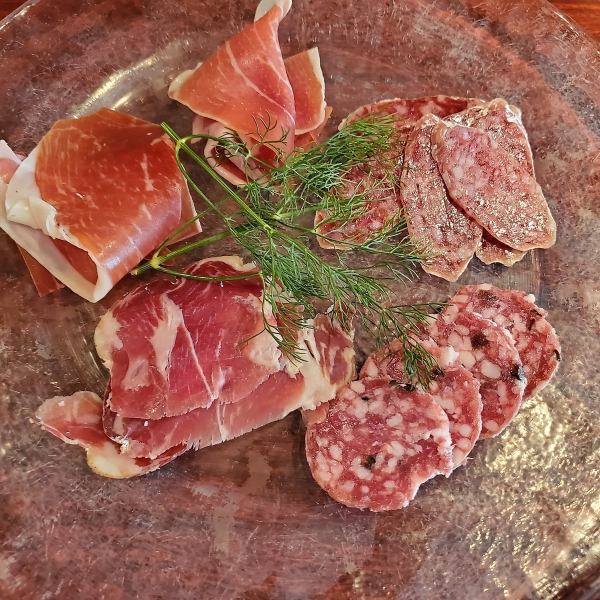 Assorted dry-cured ham [2,300 yen (tax included)]