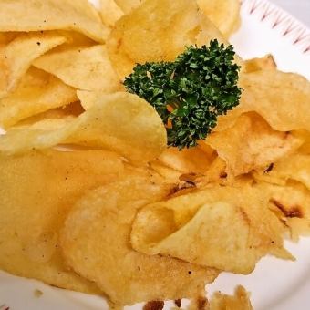 Potato chips (caviar flavor or truffle flavor)
