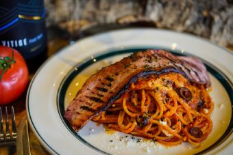 Charcoal-grilled bacon tomato spaghetti