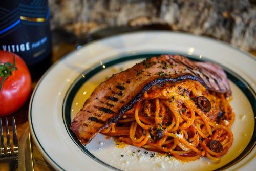 Charcoal-grilled bacon tomato spaghetti