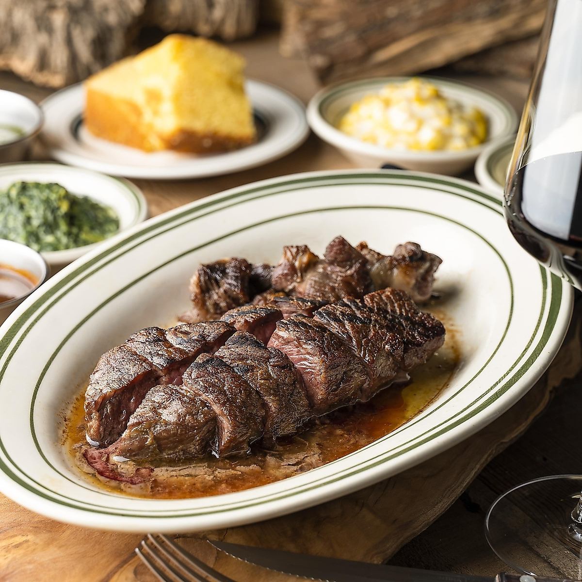 自家熟成した旨味と香りが凝縮されたエイジングビーフをご用意