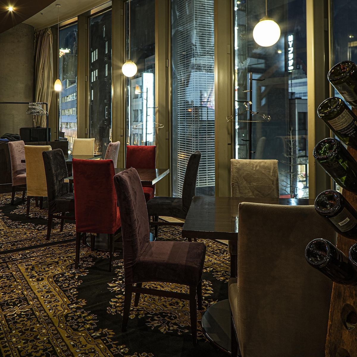 夜景を望むテーブル席で気兼ねなく楽しめるディナー