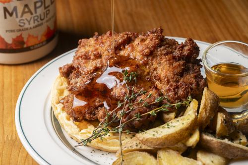 旅館炸雞配煙燻楓糖漿