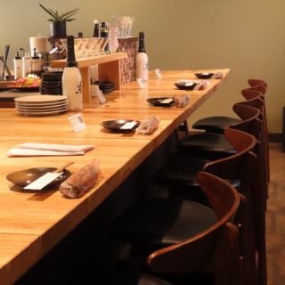 キッチンが一望できるカウンター。