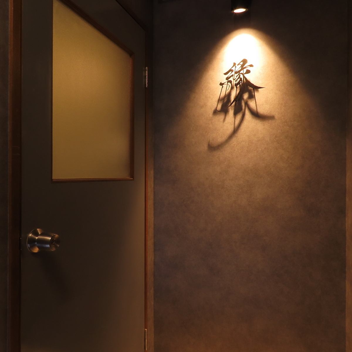 落ち着いた店内の雰囲気で自慢の料理をお楽しみください。