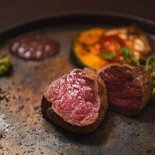 【12月24日/25日 聖誕節限定雙份牛排套餐】只需6500日元,即可享用兩種不同牛排的奢華套餐。