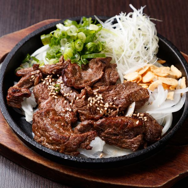 豪快な炎で燻す!熱々鉄板の藁焼き牛ハラミ~たっぷりネギ&香ばしガーリック添え~