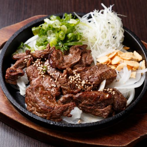豪快な炎で燻す!熱々鉄板の藁焼き牛ハラミ~たっぷりネギ&香ばしガーリック添え~