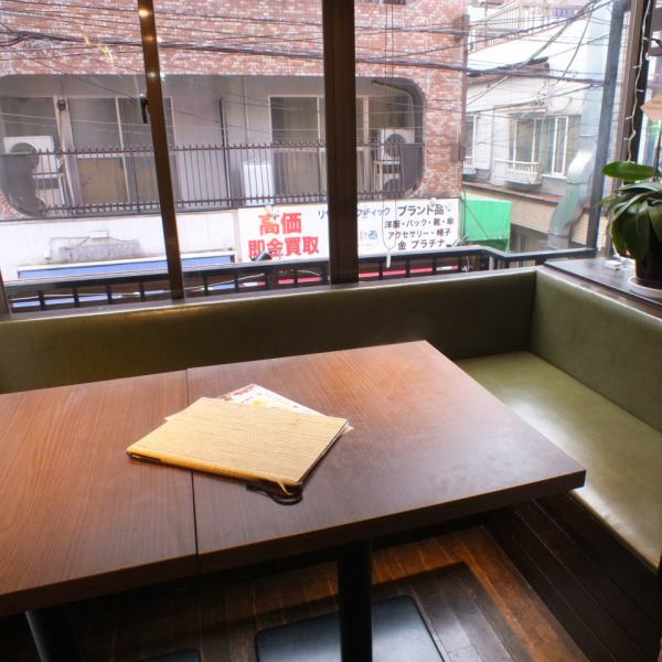 It is recommended for dating and comfortable girls' society with plenty of private space, reservation indispensable table seat only for one desk a little away from here.Available for 2 to 4 people.