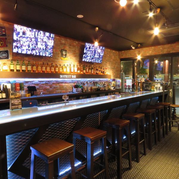 There is also a TV in front of the counter seats and the interior of the store with a calm atmosphere with downlights.You can watch sports while enjoying your favorite alcoholic beverages.