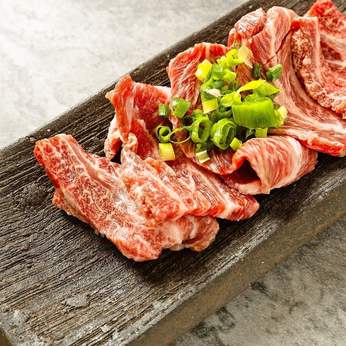 新鮮なお肉を種類豊富にご用意!ツラミや三角バラなど希少部位も!