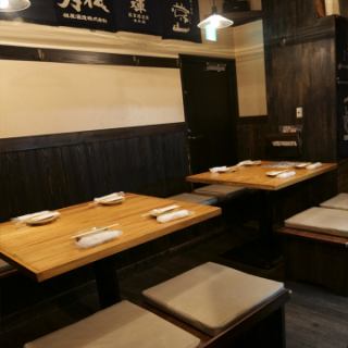 ※テーブル席4名×２席