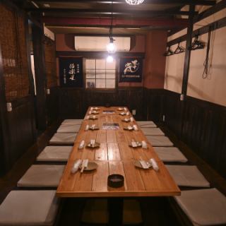 14名様用掘りこたつ式個室.１２～１４名様の利用でごご予約お受けできます。席タイプ掘りごたつ 個室仕切り半個室（スクリーンで仕切られております ）人数12名様～14名様 チャージ無料 喫煙可！ ！