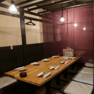 宴会個室10名様用掘りこたつ(座敷)式個室.9名様から10名様までのご利用で予約承れます。席タイプ掘りごたつ個室仕切り半個室（スクリーンで仕切られております） 人数9名様～10名様 チャージ無料 喫煙可 ！