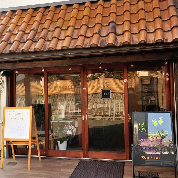 地理位置优越，距离河内森站、河内岩舟站步行仅需5分钟，交通十分便利。这里是您下班后或外出回家途中停留的最佳去处。由于距离车站很近，所以即使时间紧迫也可以随时过来。