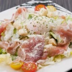 Caesar salad with raw ham