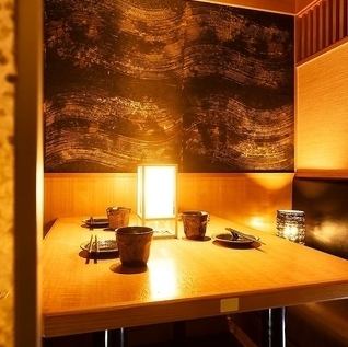 【少人数での個室利用可】2名様でご利用いただける和の情緒溢れるプライベート空間はデートなどに最適。。3名用個室、4名用個室もご用意しております。女子会や友人同士でのお食事など、思い出に残るひと時をお過ごしください。