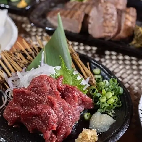 【特選】馬赤身刺し・刺身5点盛り・十和田バラ焼き全11品！3時間飲飲み放題7000円