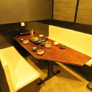 A semi-private room with a table for 4 people.It's a great point that you can sit down without taking off your shoes ♪ The atmosphere is cozy and comfortable ◎ (up to 8 people)