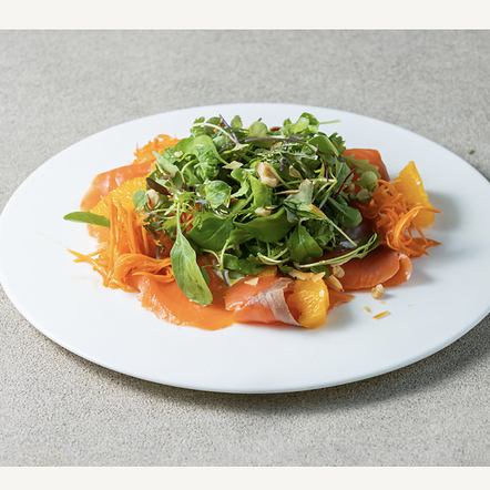 スモークサーモンとマスカルポーネチーズ 柑橘香るサラダ仕立て