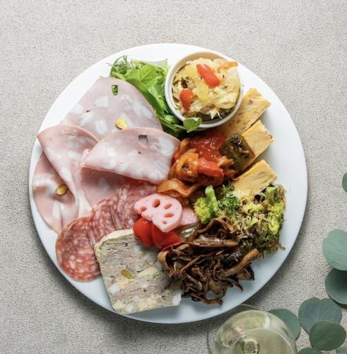 なに注文するか迷った時の一品目にオススメ◎《前菜の盛り合わせ》