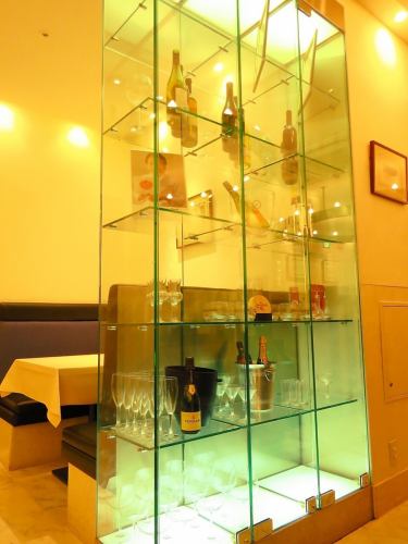 Excellent atmosphere such as wine cellar on transparent shelves.