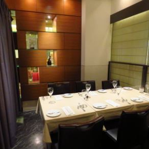 It is fully equipped with a table private room partitioned by curtains.