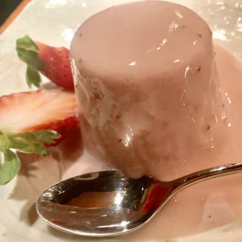 いちご甘酒のパンナコッタ風ーイチゴ甘酒ソースかけー