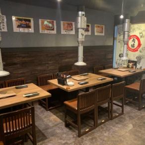 テーブル席やソファー席などをご用意しております。また、店内貸切のご相談も承りますので当店までお気軽にお問い合わせください。