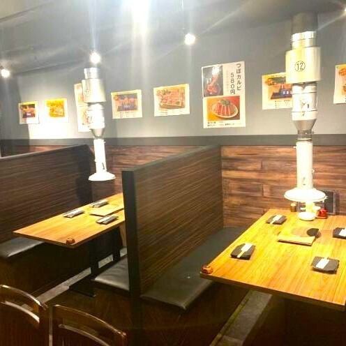 大人数のお客様のみならず、当店は家族連れのお食事、ご友人同士の飲み会、ディナーデートでご来店といった少人数のお客様ももちろん歓迎いたします。ボックスタイプのソファー席をご用意しておりますので、ゆったりとした座り心地のお席で当店自慢のお肉をはじめとする各種メニューのお食事をご堪能いただけるお席です。