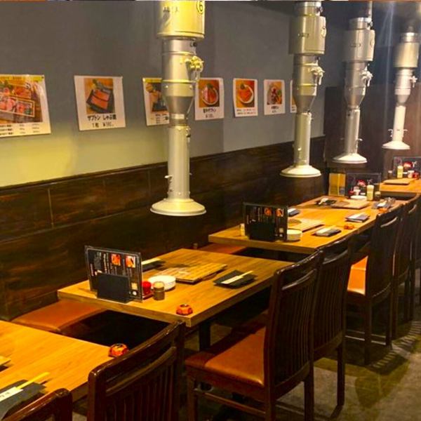 幅広いお客様にご対応するために、当店は落ち着いた雰囲気のお店作りを目指しました。お客様がごゆっくりお食事をお楽しみいただけるようになっています。デートのディナーに、ご友人とのお食事に、大人数でのご宴会にとシチュエーションを選ばない当店にぜひお越し下さいませ。