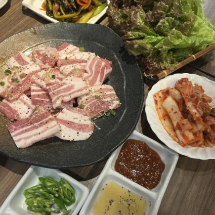 【2H 무제한 포함】 당점 명물 칠륜 삼겹살을 포함한 전 8품을 즐길 수 있다 돼지 특선 코스⇒5500엔(부가세 포함)