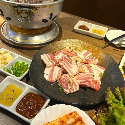 当店名物 七輪サムギョプサル。炭焼きの違いを堪能あれ。韓国家庭料理を焼肉・お鍋・一品料理から★