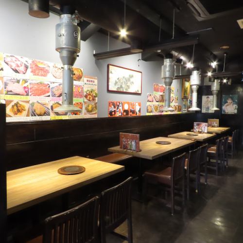 当店は少人数から大人数まで対応可能。ご友人同士やご家族でのご利用も可能。会社単位での飲み会や宴会も可能な、広い店内をご用意しております。