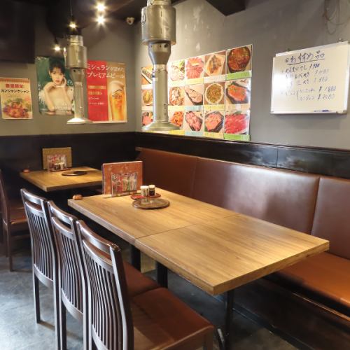 ゆったりとした空間でゆっくりとお食事をお楽しみいただけるのが当店の特徴。テーブル席でご家族やご友人同士で焼肉をお楽しみいただけます。