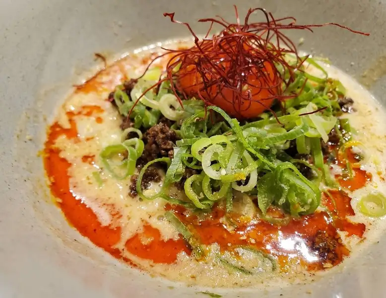 当店人気の担々麺は必食!仕事帰りのサク飯・サク飲みや、平日の夜を締めくくる贅沢な一杯に◎