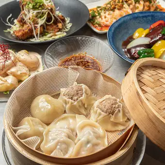 【僅限餐食】包含辣子雞、兩種點心和蝦仁蛋黃醬等7道菜的套餐：2800日圓（含稅）