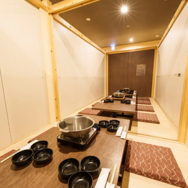 和の風情が漂う完全個室の掘りごたつ席で、ゆったりとした時間をお過ごしいただけます。店内は112席と広々としており、大人数での宴会利用や特別な集まりにもぴったりのスペースを確保しています♪ 友人や家族との大切なひとときを、和の趣を感じる個室で存分に味わっていただけます!