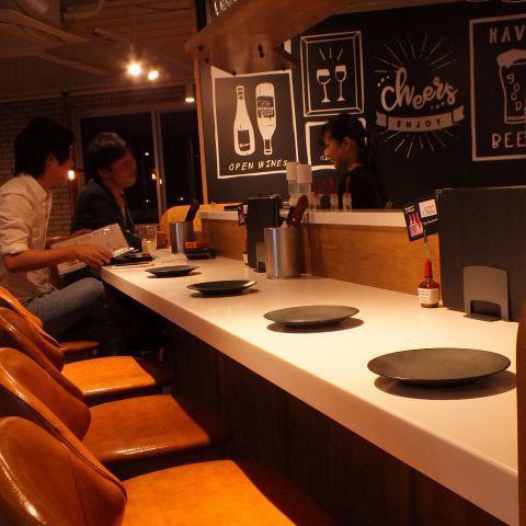 [Popular counter seats] Counter seats close to each other are also recommended for dates.Please enjoy the dishes served in front of you.Please feel free to use it for people who want to enjoy food and alcohol casually, girls-only gatherings, anniversaries, dates, etc.