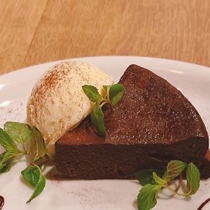 Chocolate cake with vanilla ice cream