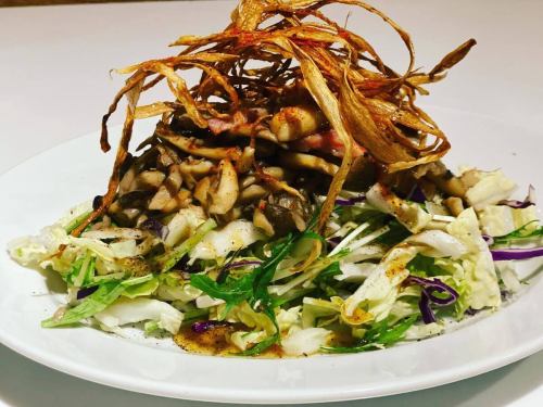 角切りベーコンとキノコのサラダ🥗
旨みたっぷりのキノコと香ばしいベーコン。
食感も楽しくて、前菜から満足度高め✨

📍ビゴーラ（拝島）

ハッシュタグ

#ビゴーラ
#拝島グルメ
#拝島イタリアン
#イタリアン居酒屋
#角切りベーコン
きのこ料理
きのこ好き
サラダなのに主役
東京グルメ
グルメ好きな人と繋がりたい