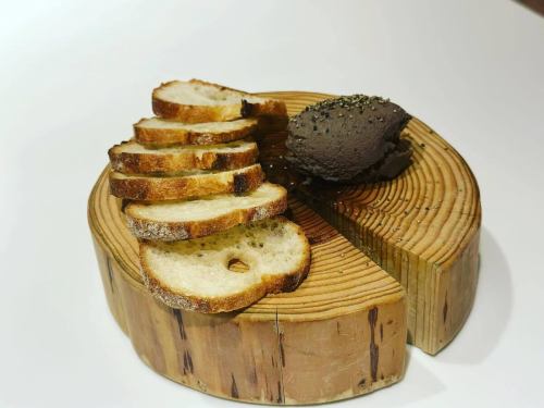 宮崎県産地鶏のレバーパテ。
濃厚なのに後味は軽く、パンが止まらない一皿。

拝島にあるイタリアン居酒屋
ビゴーラ（Bigola）

木の温もりを感じる空間で、
ワインと一緒にゆっくり楽しみたい🍷

#宮崎県産地鶏 #レバーパテ
#ビゴーラ #拝島グルメ
#イタリアン居酒屋 ワインに合う
大人の夜 家飲み気分