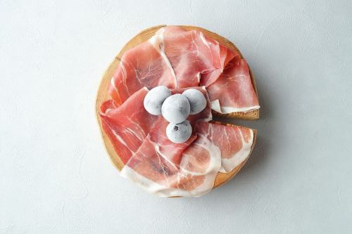 甘さと塩味が、ちょうどいい関係。

イタリア産生ハムの旨みと、
レーズンの自然な甘酸っぱさ。

シンプルなのに、しっかり記憶に残る一皿。
ワインとの相性も間違いなしです🍷

📍 ビゴーラ
拝島にある、気軽に楽しめるイタリアン居酒屋。
今日の一杯のお供に、ぜひ。

#ビゴーラ 
#拝島グルメ
#拝島居酒屋
#イタリアン居酒屋
#イタリア産生ハム 
生ハム
レーズン
ワインに合う
前菜
昭島グルメ