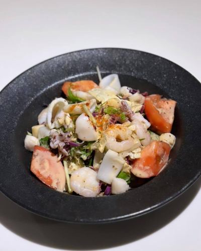 바다의 맛을 한 접시에.
튀김 새우와 오징어, 가리비.
신선한 토마토와 싱싱한 야채를 합친
"많은 해산물 샐러드"
심플하기 때문에 소재의 장점이 두드러진다.
와인 모두 궁합 발군의 전채입니다.
오늘 밤은 조금 사치스럽게, 바다의 잔치를.
📍 그릴 다이닝 비고라
섬의 이탈리안 선술집
#그릴다이비고라
#비고라
#배도
#배도
#이탈리안주점
해산물 샐러드
새우 오징어 가리비
전채
아키시마 음식