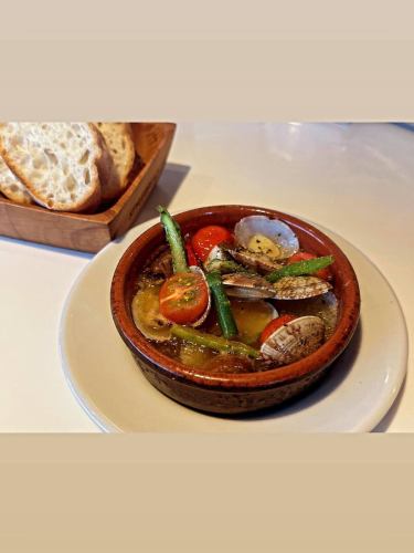 Even the bubbling sound is a treat.

Clam and Asparagus Ajillo
The oil is infused with the flavor of clams,
Crisp asparagus and sweet cherry tomatoes.

Dip your baguette in it and you'll be hooked on the deliciousness.
A dish that you'll want to enjoy until the last drop.

Italian izakaya in Haijima
Please enjoy it at Vigora.

#Vigoura #HaijimaGourmet #ItalianIzakaya #Ajillo #Clams go well with wine I want to connect with people who love food