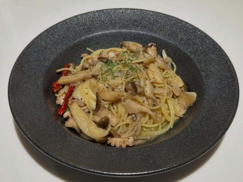 🐙🍄
Octopus and mushroom peperoncino

The delicious flavor of firm octopus
Fragrant mushrooms
Simple with garlic and chili peppers🔥
This is a dish that highlights the deliciousness of the ingredients.

Enjoy with a glass of wine 🍷

📍Italian Izakaya in Haijima
Grill Dining Vigora

#Grill Dining Vigora
#Vigora
#Haijima Gourmet
#HaijimaDinner
#Haijima Izakaya
Italian Izakaya
Peperoncino
Octopus and mushrooms
I want to connect with people who love pasta
Today's Pasta
Pairs well with wine
Tokyo Gourmet
Nishitama Gourmet