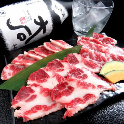 厳選された特上赤牛・馬肉