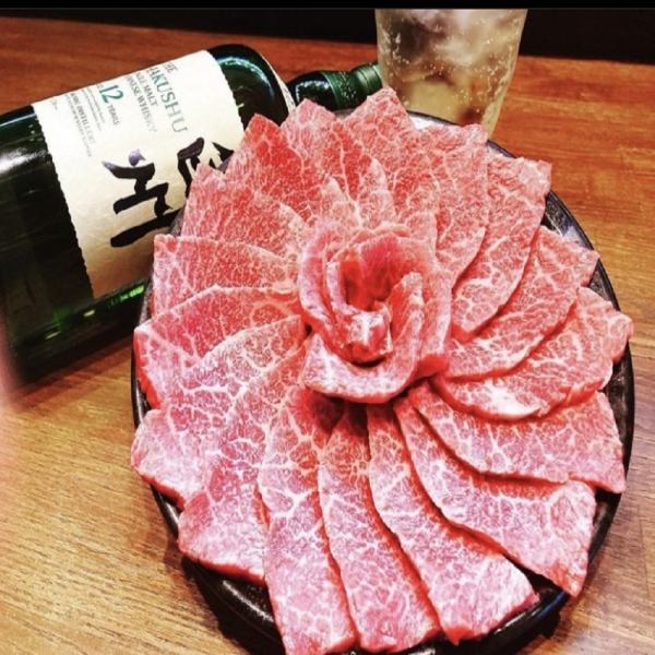 ブラインドを下ろせばゆったりくつろぎ個室を完備！カクテルやワインの種類も豊富で女子会にもおすすめです♪またご家族様など少人数でご利用いただけるお席を多数ご用意しております。厳選料理とお酒を落ち着きある個室空間でお召し上がり下さい♪（肉/焼肉/馬焼き/馬刺し/馬刺し/海鮮/観光/県外客/町から近い/宴会/会食）