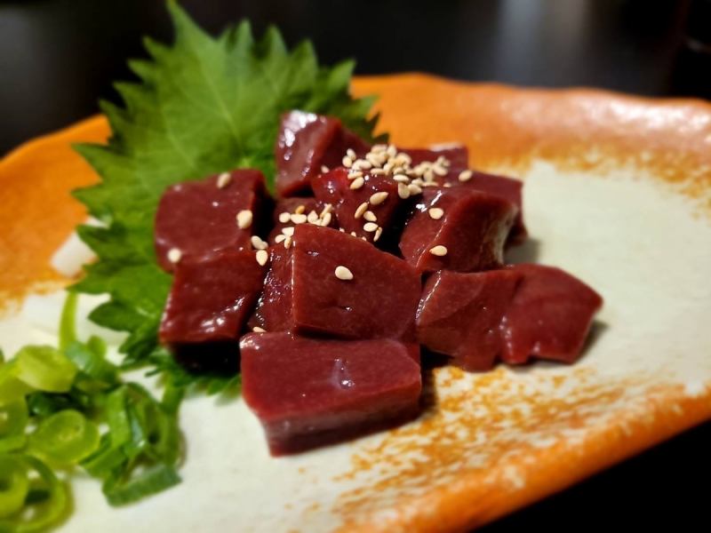 最高鮮度◎肉の旨味が存分に味わえる〈赤牛馬肉〉口の中に入れた瞬間とろけます（馬刺し/鮮度◎/希少部位）
